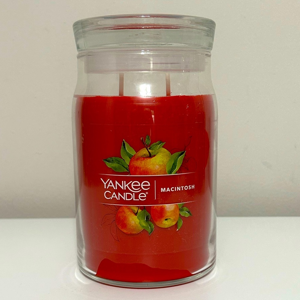 Yankee Candle Macintosh‎ in Bold Red
